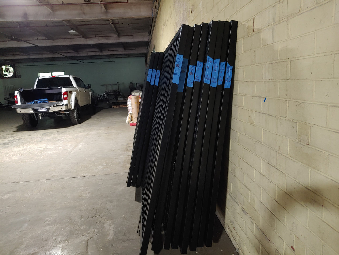 GAT-0001: Single 13'V-Track Gate